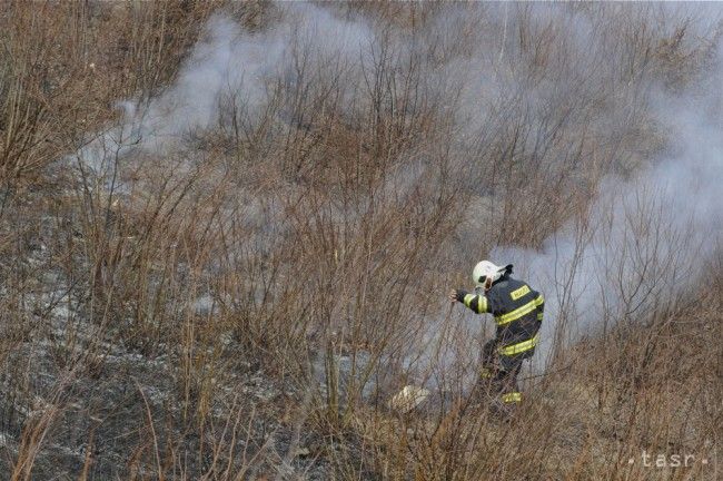 Banskobystrickí hasiči zasahujú pri požiaroch trávy čoraz častejšie