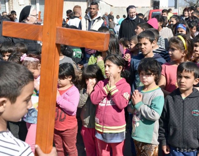 V rómskej osade si pripomenuli smrť a ukrižovanie Ježiša Krista