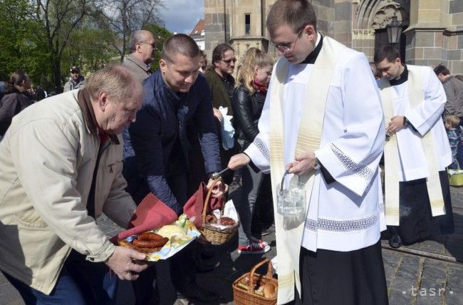 Veriaci slávia Bielu sobotu, dávajú si posväcovať jedlá