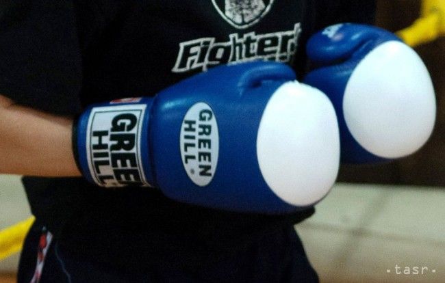Britský boxer je po sobotňajšom súboji v umelom spánku