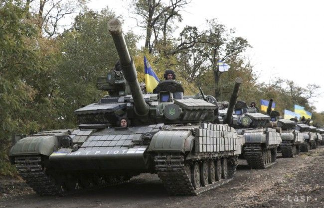 Na Ukrajine zahynuli traja vojaci, Donbas navštívil Petro Porošenko