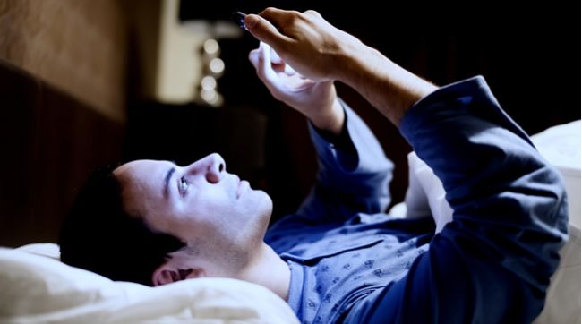 Takto ovplyvňujú mobil, tablet a notebook v posteli vaše zdravie