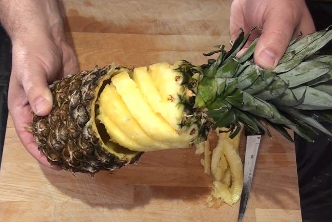 Video: 4 spôsoby, ako pekne nakrájať ananás