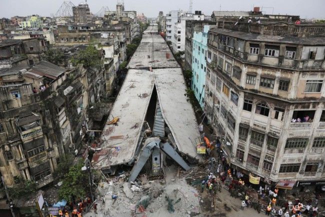 India: Pod troskami nadjazdu už zrejme nie je nik živý