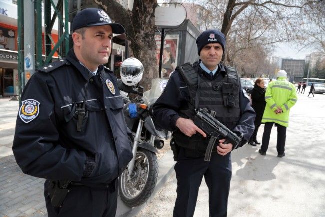 Turecká polícia pátra po podozrivých bojovníkoch Islamského štátu