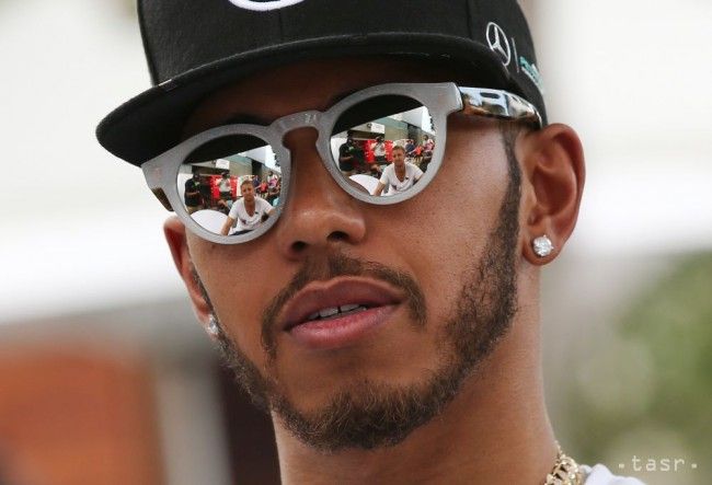 Hamilton nemôže v padoku natáčať videá, porušuje televízne práva
