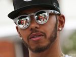 Hamilton nemôže v padoku natáčať videá, porušuje televízne práva