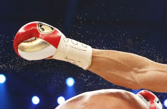 Boxer Adrien Broner prišiel o titul už pred súbojom