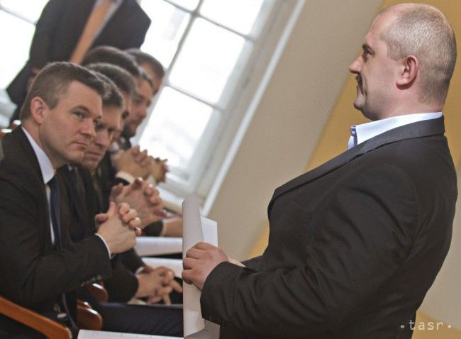 Strany by sa mali podľa opozície dohodnúť na správaní sa voči ĽSNS