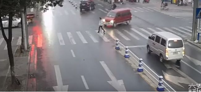 Video: Ľudia spojili svoje sily, aby vytiahli ženu spod auta