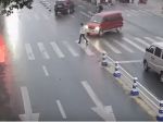 Video: Ľudia spojili svoje sily, aby vytiahli ženu spod auta