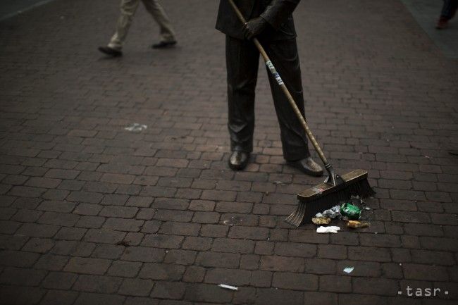 V Johannesburgu sa hromadia odpadky, smetiari 4 týždne štrajkujú