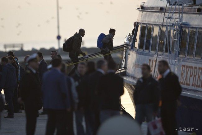 Gréci prerušili vypravovanie lodí s migrantmi, mnohí žiadajú o azyl