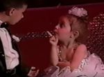 Video: Toto dievčatko neznáša svojho tanečného partnera