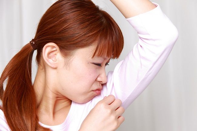 4 šokujúce mýty o telesnom pachu, ktorým musíte prestať veriť