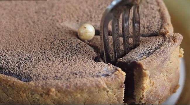 Video: Pripravte si lahodnú nepečenú čokoládovú tortu