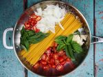 Video: Ako si pripraviť špagety s omáčkou v jednej panvici