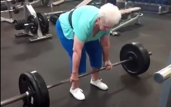 Video: 78-ročná pani zvládne deadlift