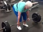 Video: 78-ročná pani zvládne deadlift