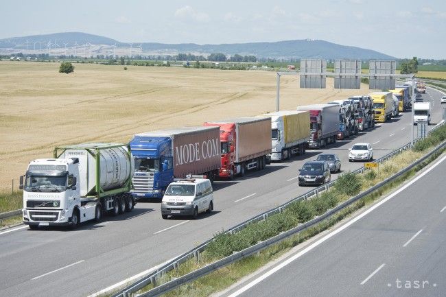 Na D1 sa zrazilo nákladné a osobné vozidlo, zasahoval vrtuľník