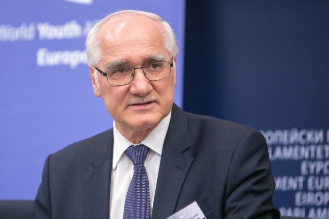 Mikolášik: Návrh Komisie zakázať legálnu držbu zbraní je nezmysel