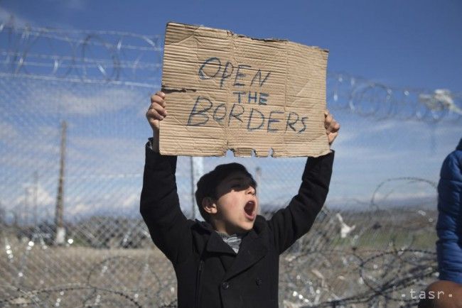 V utečeneckom tábore vypukli potýčky medzi políciou a migrantmi