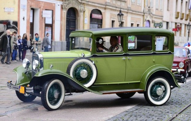 Výstava Veterány vo Fiľakove prezentuje modely historických áut