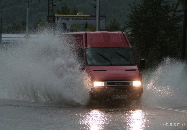 SHMÚ: Na východnom Slovensku platí výstraha pred búrkami