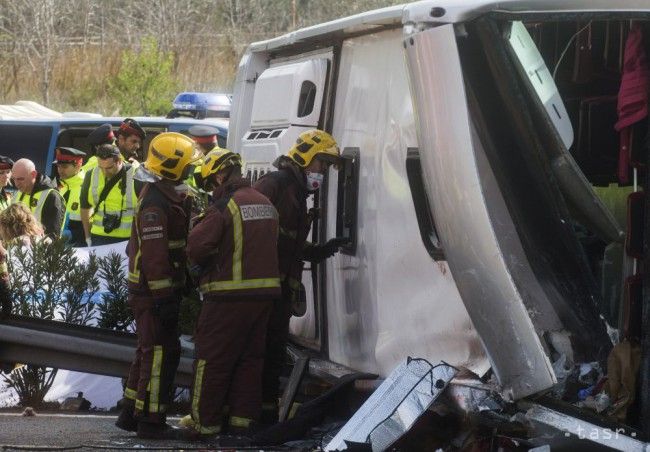 V Peru havaroval autobus, zomrelo najmenej 23 ľudí