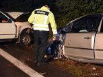 Pri nehode troch áut v Bratislave zasahuje desať hasičov