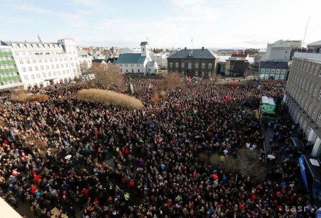 Islanďania protestovali proti vláde a žiadali predčasné voľby
