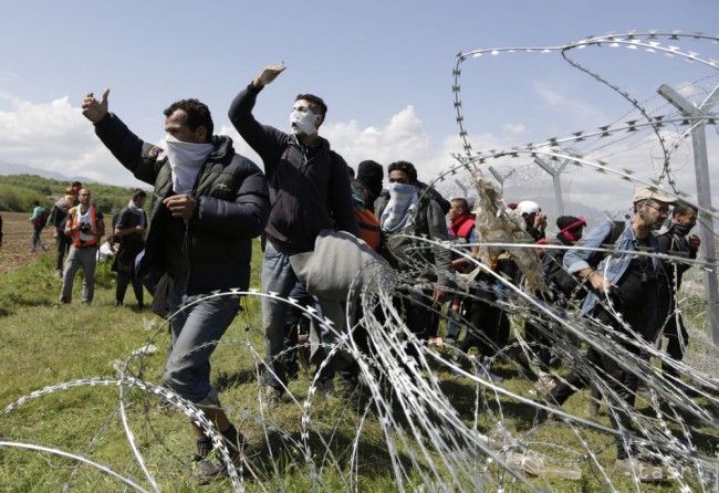 Utečenci z Idomeni sa pokúsili preraziť oplotenie s Macedónskom