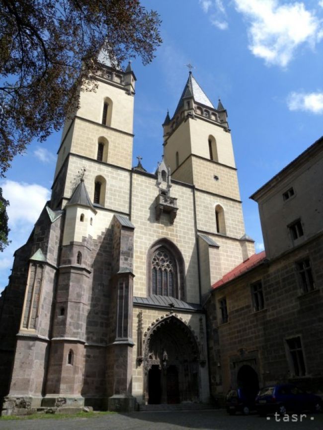 Vstupný portál kláštorného kostola v Hronskom Beňadiku zreštaurujú
