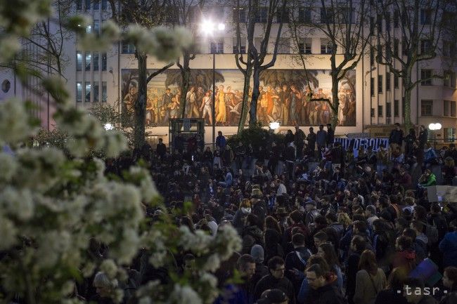 Policajný zásah v Paríži stúpencov Noci na nohách neodradil