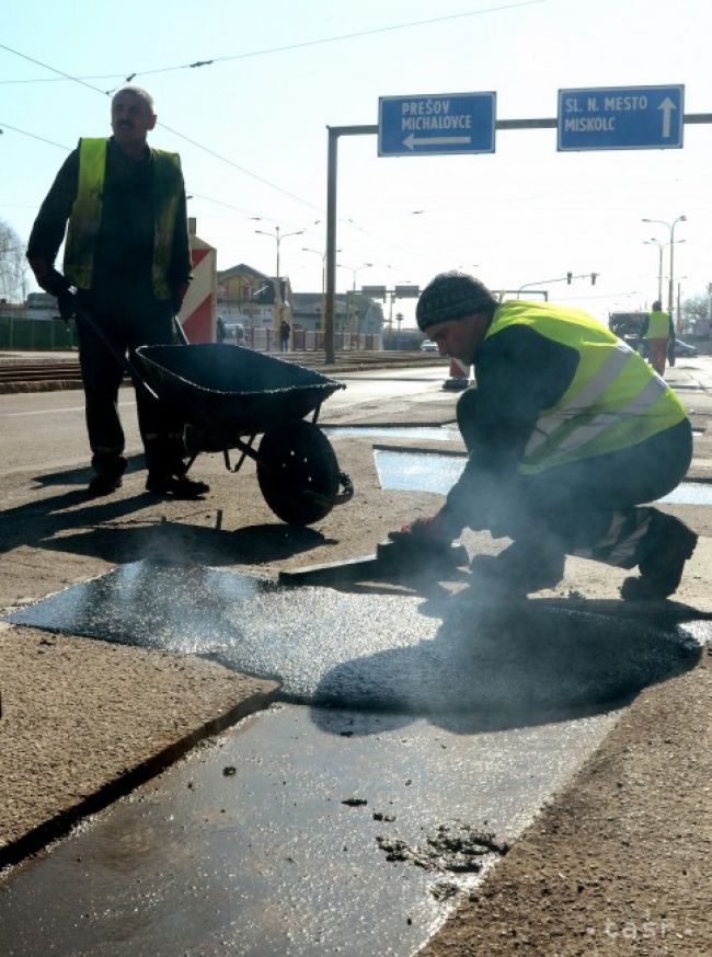 Vďaka miernym zimám sú škody po výtlkoch nižšie