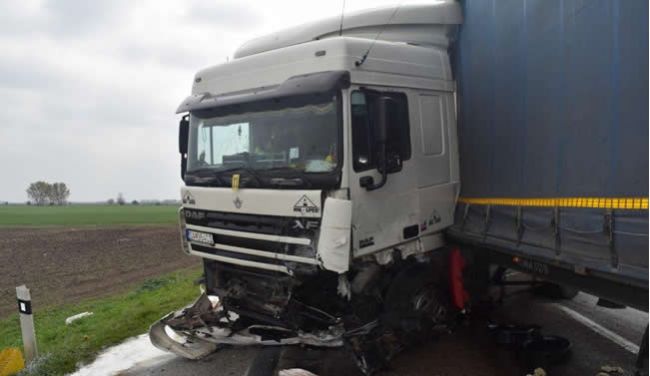 FOTO: Vyšetrujú tragickú zrážku auta s nákladiakom