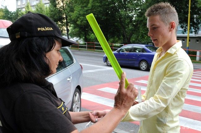 Policajti v Košickom kraji rozdajú alkoholtestery a reflexné prvky