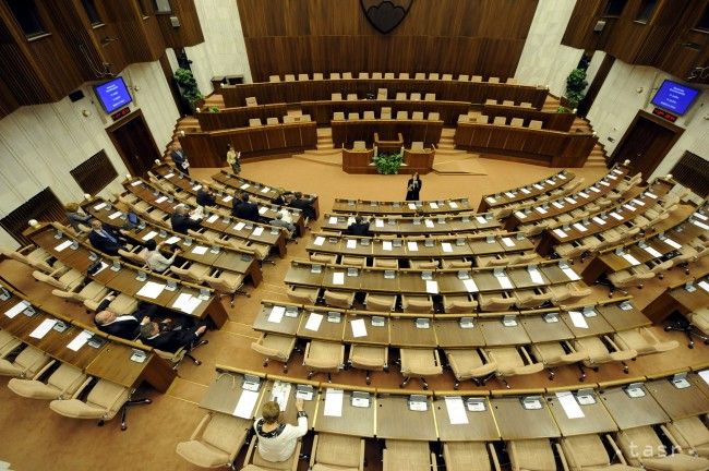 Poslanci majú na riadnom rokovaní stráviť od mája do decembra 60 dní