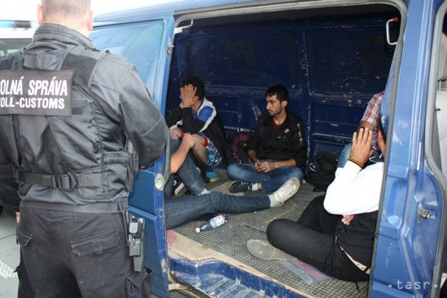V dodávke ukrajinského prevádzača sa tiesnilo 27 migrantov