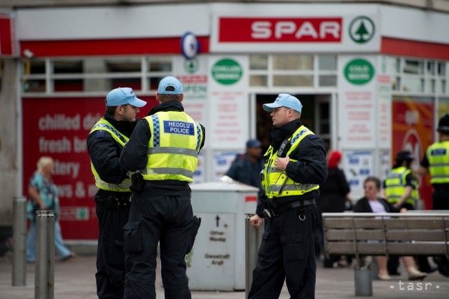 Pri vyšetrovaní útokov v Paríži a Bruseli zatkli v Británii päť osôb