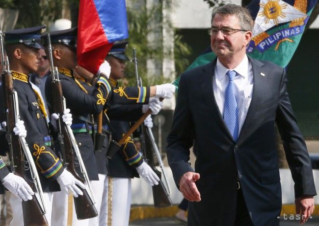 Americký minister navštívil americkú lietadlovú loď v Juhočínskom mori
