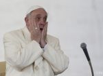 Bolívijský prezident dal pápežovi knihy o pozitívnych účinkoch koky