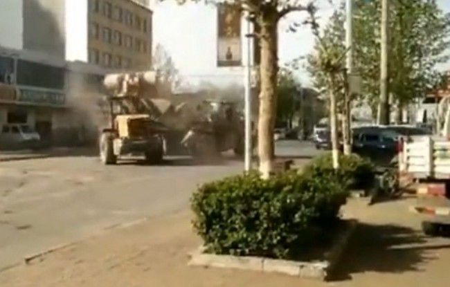 VIDEO: Hádka medzi čínskymi stavbármi vyvrcholila bojom bagrov na ulici