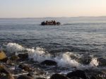 V gumenom člne našli šesť mŕtvych migrantov, 108 ľudí zachránili