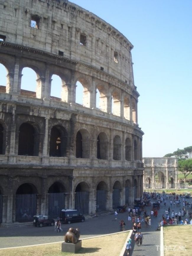 Rímske Koloseum po trojročnej vonkajšej obnove žiari