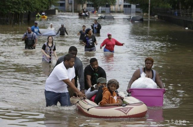 USA: Po rekordných zrážkach postihli mesto Houston záplavy