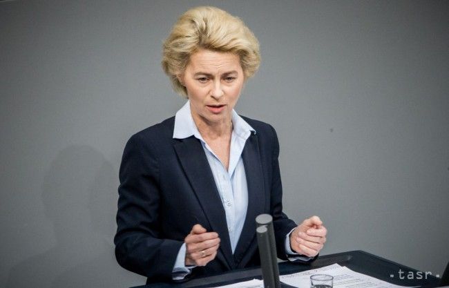 Nemecká ministerka obrany je na krátkej návšteve Grécka