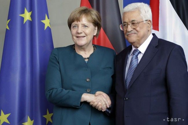 Palestínsky prezident rokoval s Merkelovou, tá kritizovala Izrael