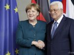 Palestínsky prezident rokoval s Merkelovou, tá kritizovala Izrael