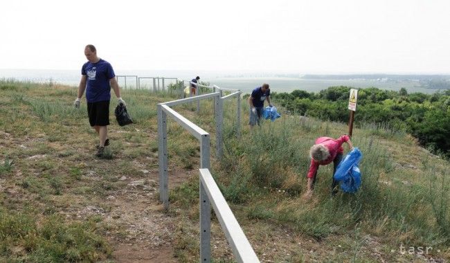 Hriňovú čistí a upratuje 20-členná skupina európskych dobrovoľníkov